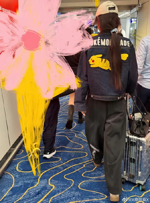 杨颖航班上给粉丝白纸签名，细节获赞