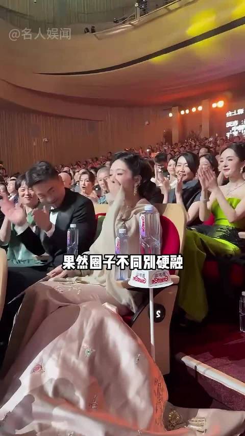 候场社交看明星地位差距，杨紫凭实力成后台团宠，谢霆锋被移出C位…