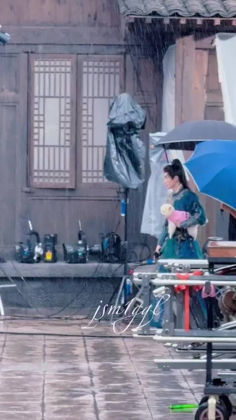 们巧克力就这么努力给孟子义剧宣吧！今天又被曾舜晞抱着了