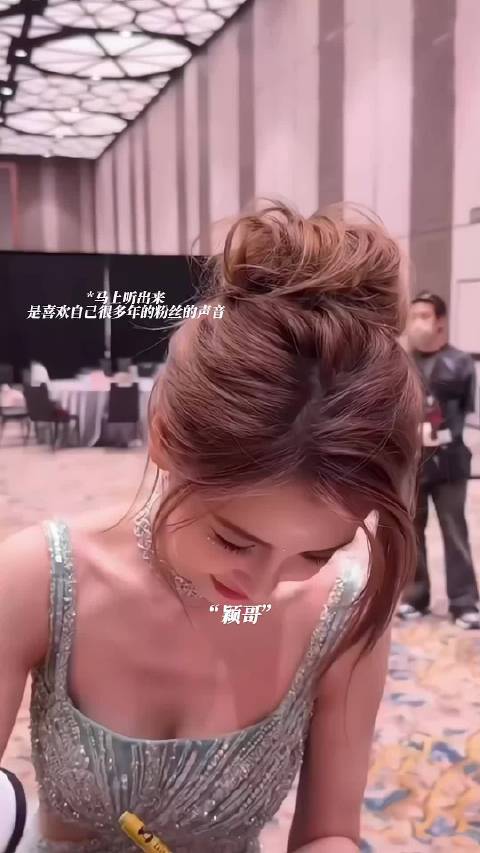 Angelababy白纸签名暖心宠粉