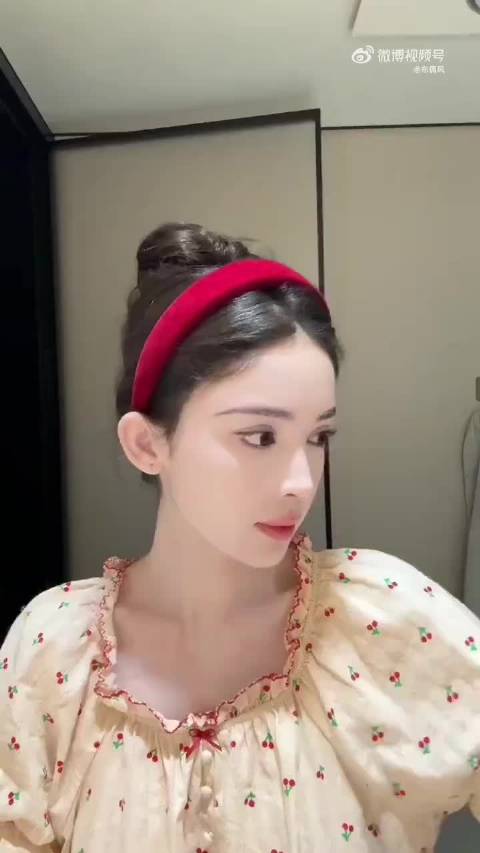 “娜扎直播卸妆，卸了个寂寞，这素颜卸了跟没卸一样美… ”