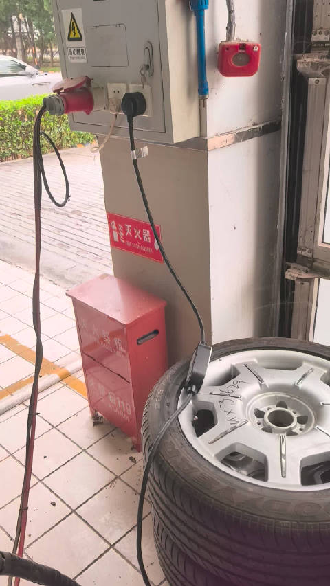 劳斯莱斯闪灵充电故障真相揭晓，220V慢充异常系车辆自身问题