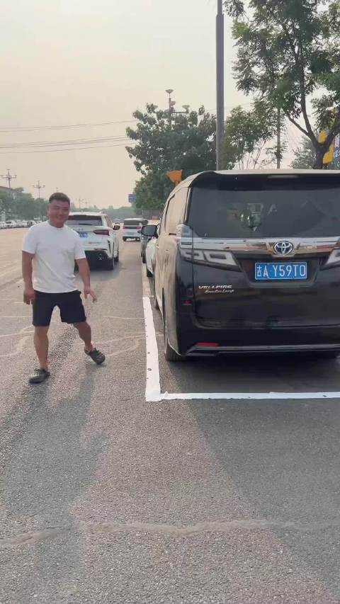 怪不得人家5开埃尔法呢，停车位都是自己造二手车商日常 二手威尔法