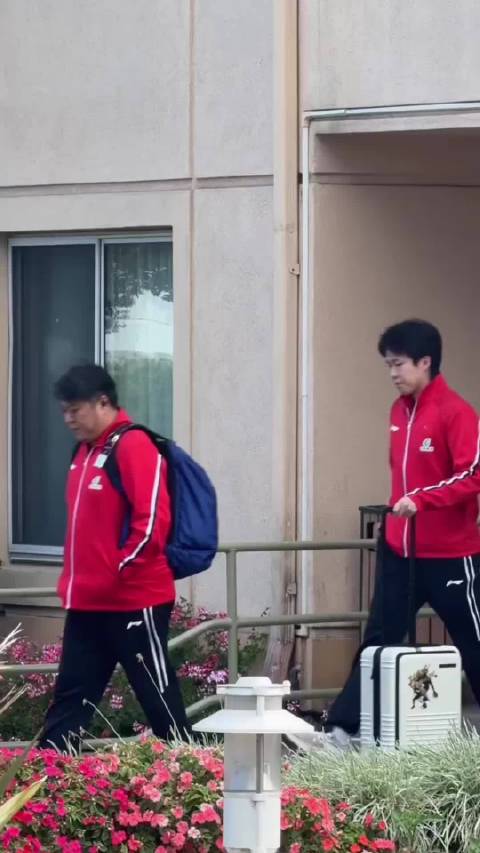 孩子一上班就困得睁不开眼，一会儿比赛加油！ 王楚钦