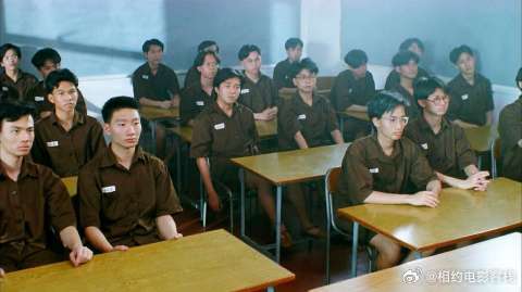 小伙来学校做卧底，在上课时唱歌，结果被老师丢板擦