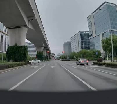 “这哪是慢，这是从容！姿态一出来，老板直接当场加单，这波漂移赢麻了！”