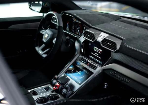 驾驭兰博基尼Huracán Performante：极致速度体验