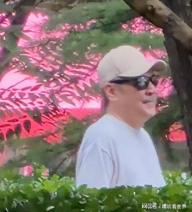 蒋勤勤出席儿子毕业礼，虎虎身高190CM帅气，陈建斌稳重