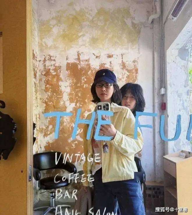 42岁白百何出席儿子毕业礼，美艳动人，孩子爸未到场