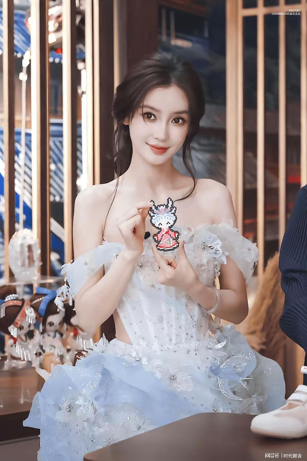 Angelababy 低调复出直播红蜻蜓