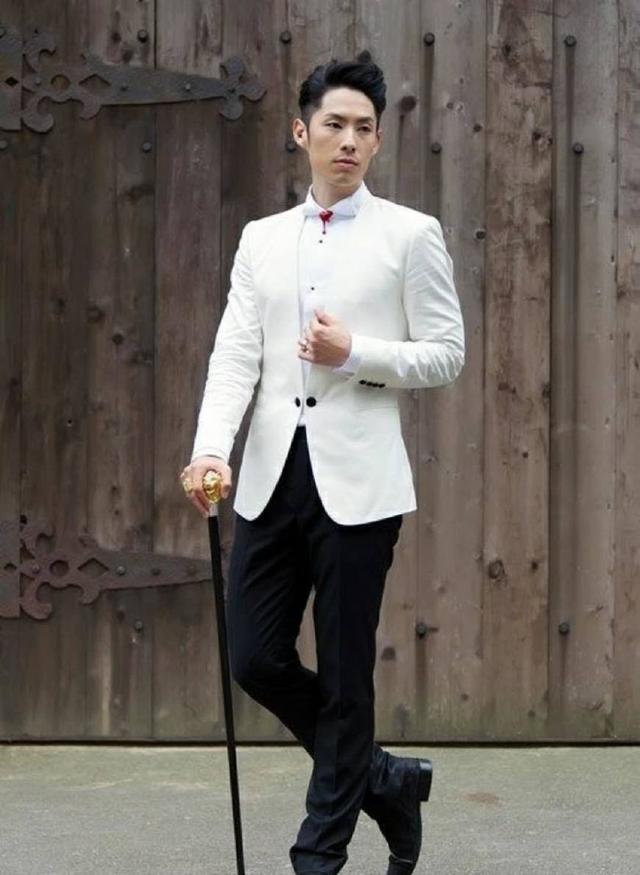 吴建豪婚变抱娃露面,满脸慈爱,到底是真慈祥还是装人设?
