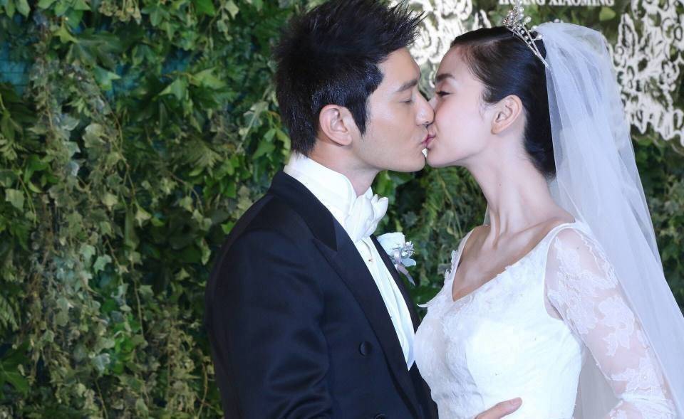 黄晓明演唱会高调夸昆凌是天使，一句羡慕周董却意外扯出与杨颖的过往，网友反应两极分化