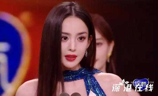 娜扎在前面跳 保镖在后面笑 网友:不值钱的样子 和我一模一样!_深港在线手机版