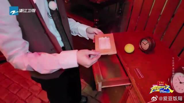 张真源使用超能力让时光倒流，下秒黄子弘凡被黑衣人狂追