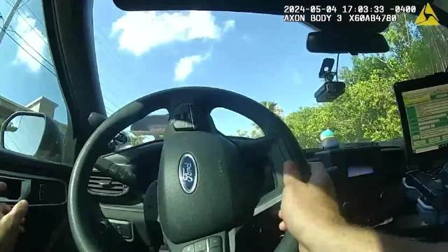 美国警察瞬间蒙了，拖拉机铲斗直接砸向警车