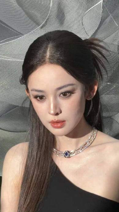 娜扎冷感线下造型刷屏，生图比精修还美