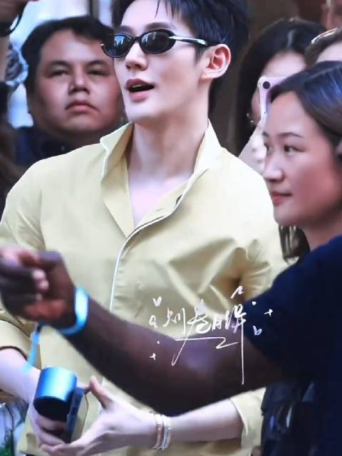 邓为与钻石粉丝双向奔赴，舞台闪耀不忘温柔回应