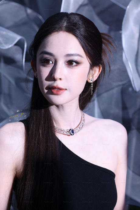 娜扎接连线下造型生图刷屏 神颜获全网夸