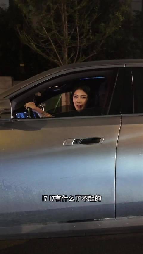 开电动宝马被鄙视？ 滚！你惹毛本姑娘了！