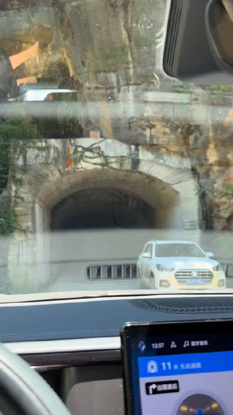 探险者夜入黑暗峡谷遇诡异停车,多次检查车门锁