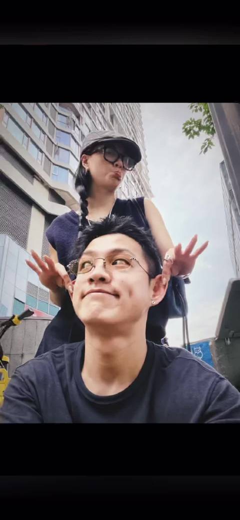 李嘉格小号发多张男友照