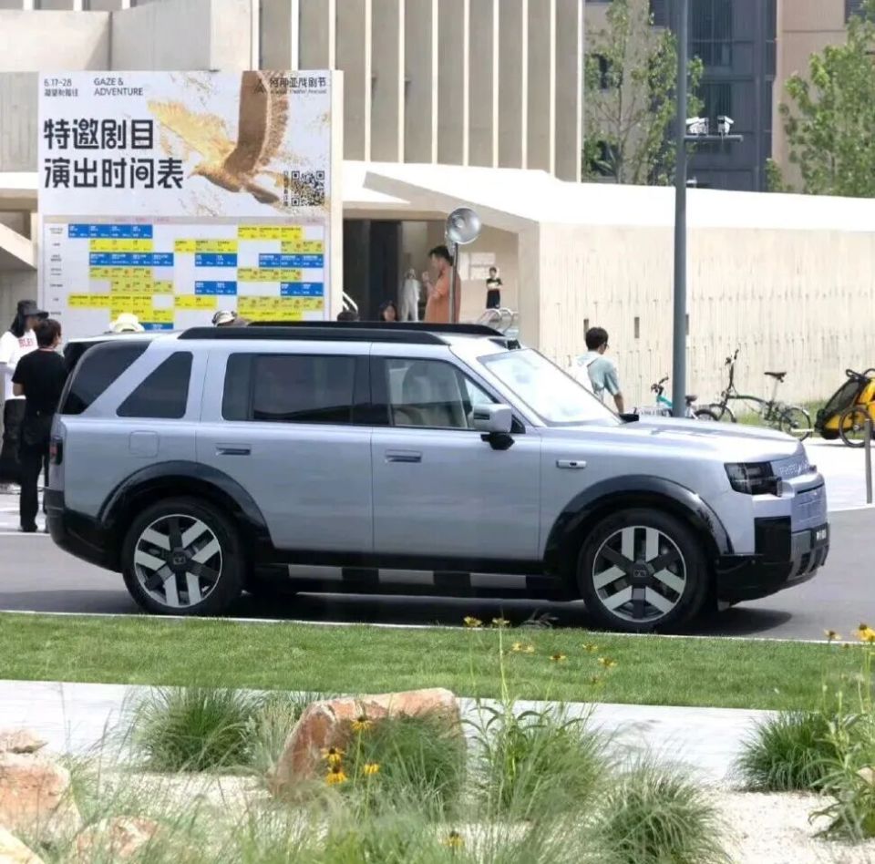神行者8无伪装实拍,硬派方盒子双配色同时被曝光_新闻