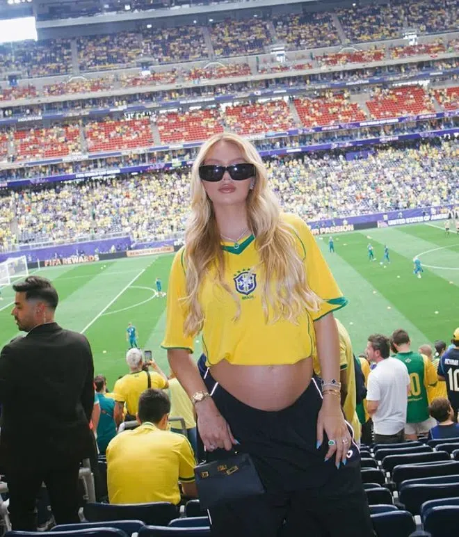 恩德里克超美模特娇妻场边观战世界杯 大方晒孕肚 身材完全没走样