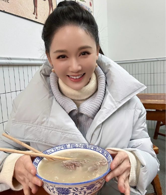 陈乔恩幽默回应变胖，晒多张美食打卡照