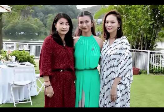 霍家三儿媳同框穿搭对比，郭晶晶简约红裙素雅亮眼