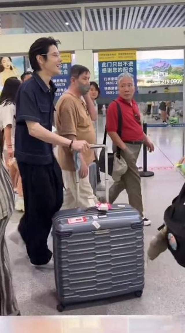 向佐为岳父庆70岁大寿，带郭爸旅行陪他喝酒，被夸变得儒雅有内涵