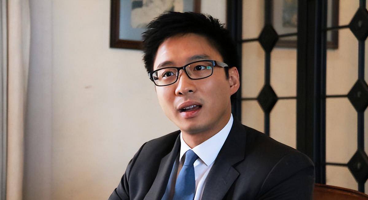 不装了?霍震霆终于回应儿子婚事，郭晶晶难做，难堪的一幕发生_霍家_娜然_霍启山