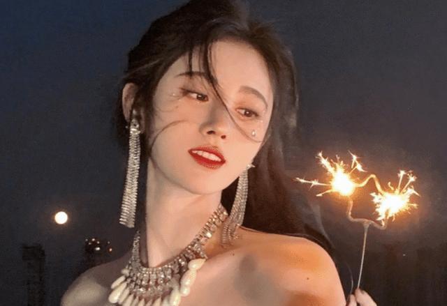 鞠婧祎晒绝美自拍照，却无意暴露头上的假发片，这下没法解释了