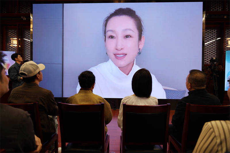 国话13年后重排《青蛇》，东方禅意美学成就两代演员