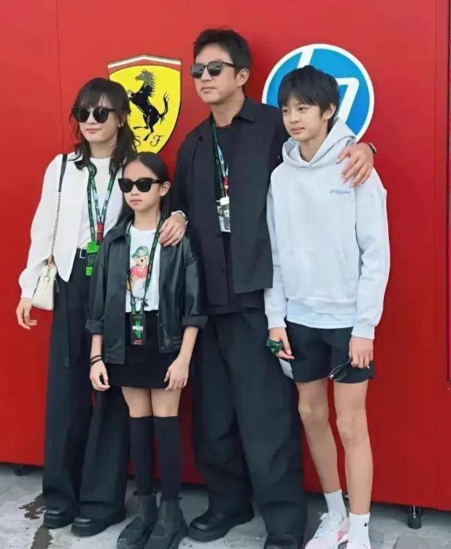 孙俪邓超海边全家福曝光，2026手势引发热议，儿女双全幸福满溢