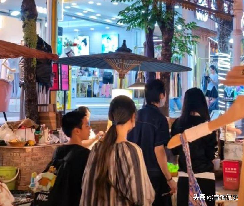 向佐带患癌岳父云南散心！郭碧婷跟他全程无交流，头发凌乱显邋遢