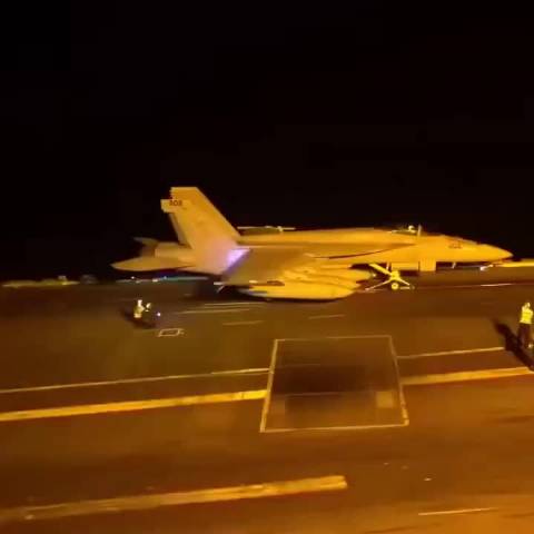 F/A-18E超级大黄蜂全加力弹射起飞震撼瞬间