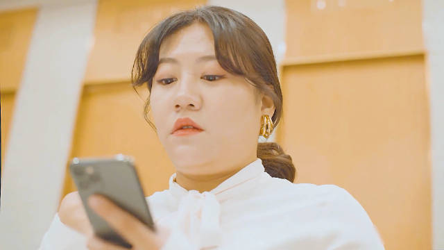 女人发现一款神奇的修图软件，竟然可以改变自己的真实外貌