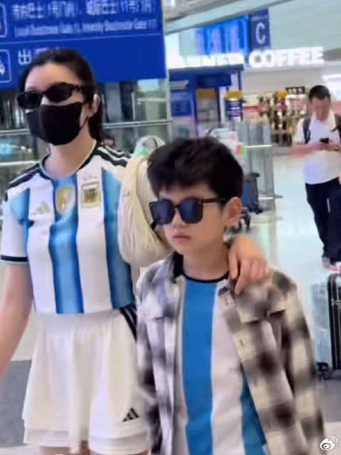 陈妍希带儿子穿阿根廷球衣机场出发，梅西粉养儿子，蓝白亲子装比剧本真