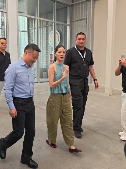 欧阳娜娜何小鹏现身小鹏MONA L03活动现场