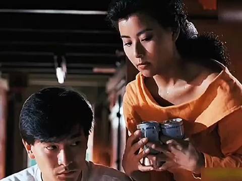 黑心老大心狠手辣，利用女友要挟华仔帮他抢劫