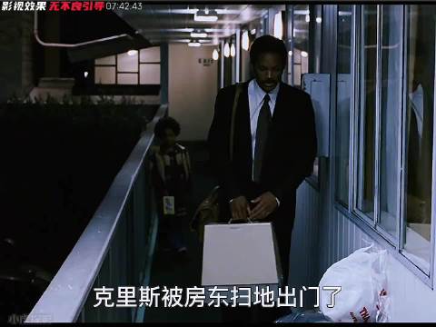 男子携子栖身地铁公厕编织童话，父爱黑暗中点亮希望