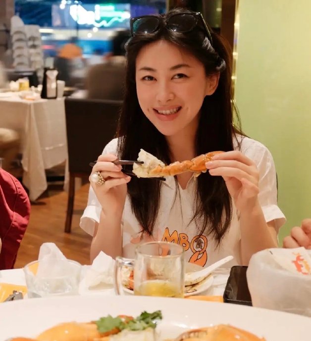 朱珠女儿王珠宝真的和朱珠长得一模一样吗？