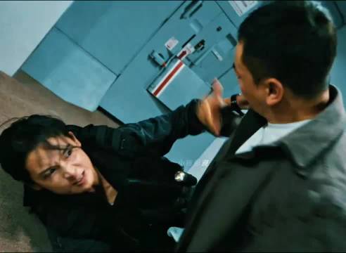 空姐假冒致飞机失联，休假空警制服劫匪阻止改航