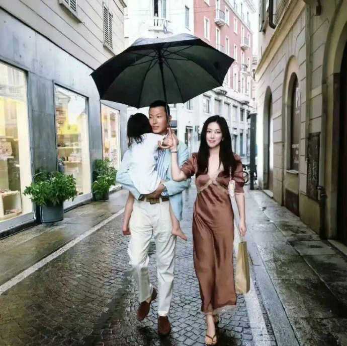 朱珠一家三口意大利度假，松弛感太戳人