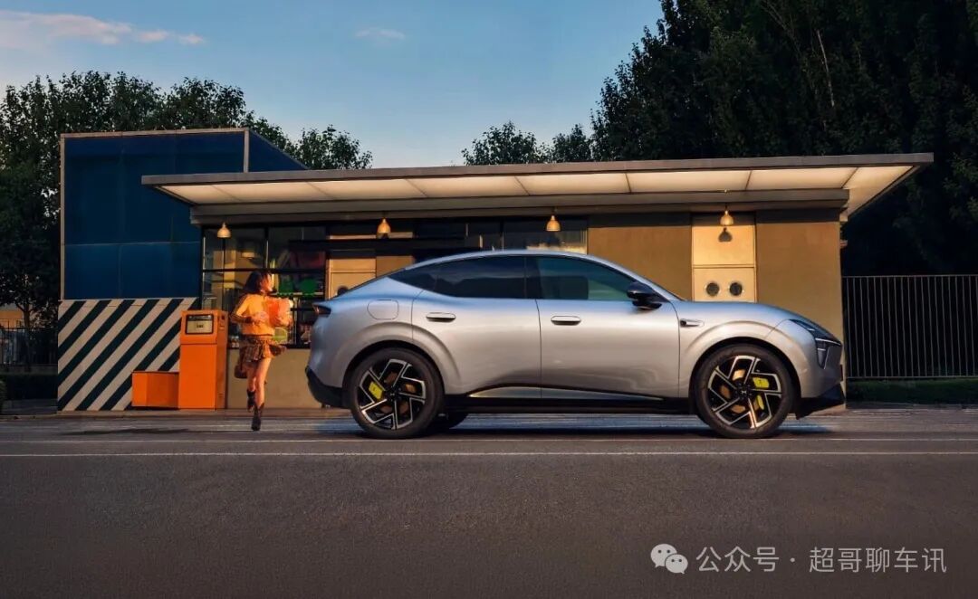 打工人家用 SUV 终于不用二选一!小鹏 MONA L03 开启预售,纯电增程全都有