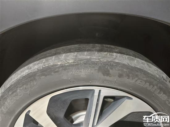 北汽新能源极狐阿尔法T5严重吃胎偏磨