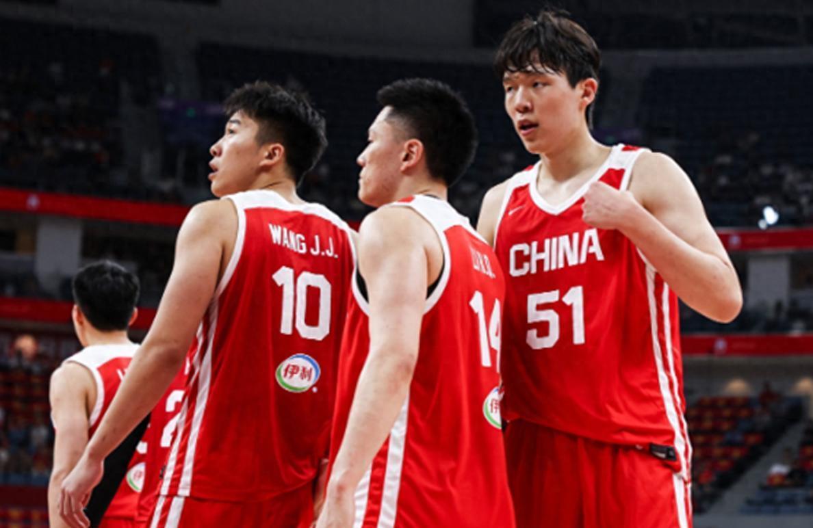 郭士强批评王俊杰,杨瀚森怒吼贺希宁,中国男篮73-92不敌日本缩影