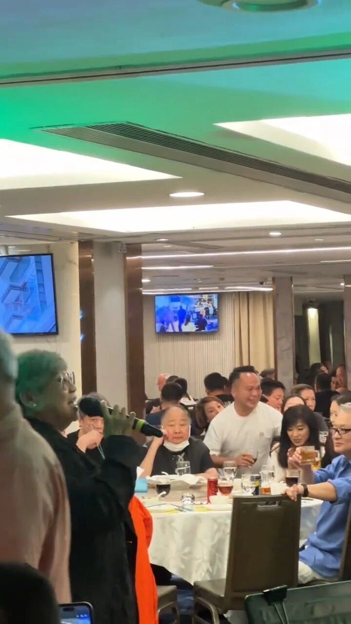 70岁米雪饭局疑遭白衣男贴身搭膊，双手合十婉拒，网民怒斥太无礼