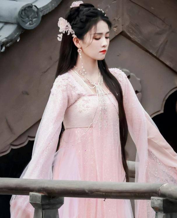 白鹿与李一桐长相相似，差距为何如此大？一个成顶流，另一个却难红