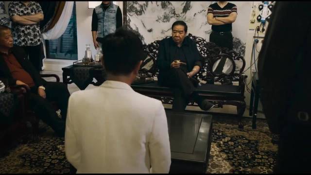 毒贩驾车藏毒冲撞多车逃窜